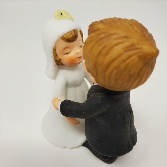 VINTAGE LEFTON CHINA HAND PAINTED BRIDE AND GROOM FIRST KISS - Picture 6 of 11